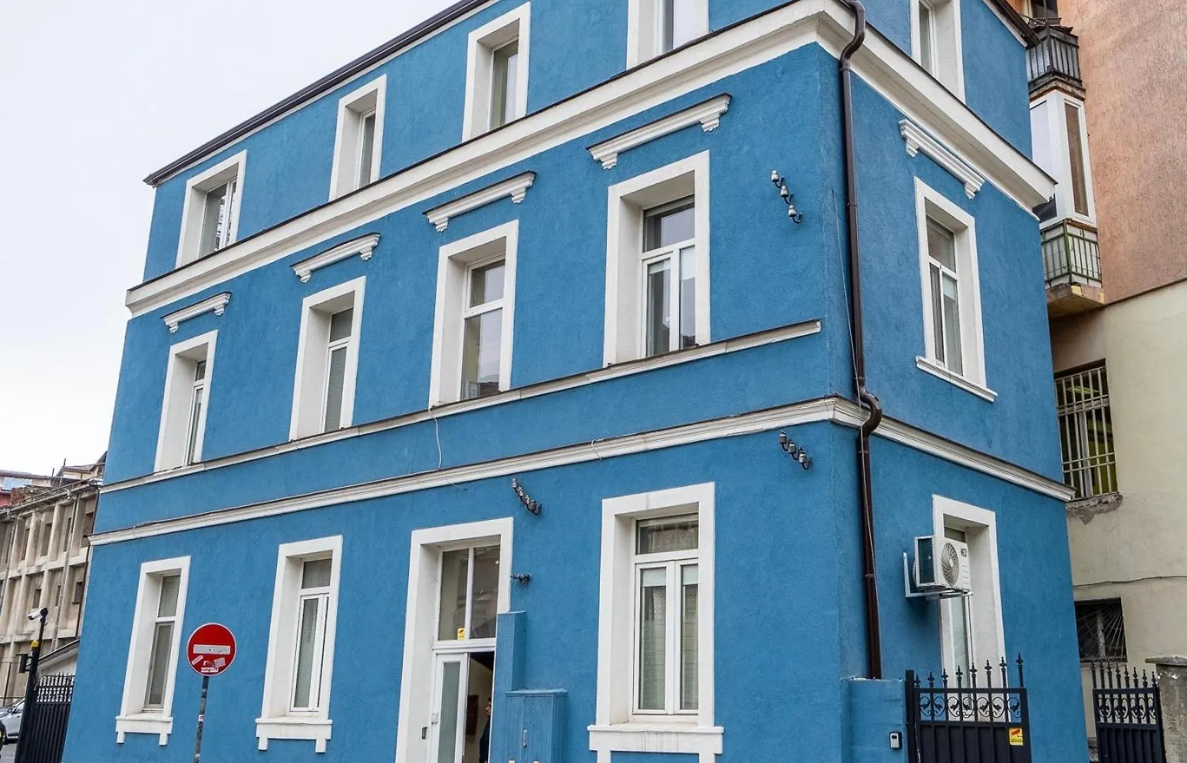 'Blue Sapphire House'- Central&Modern 소피아